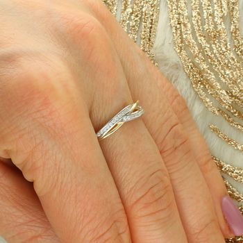 Złoty pierścionek damski wysadzany cyrkoniami z kolekcji Eternity. Elegancka biżuteria z białego i żółtego złota – idealny prezent na Walentynki lub wyjątkową okazję.5.jpg